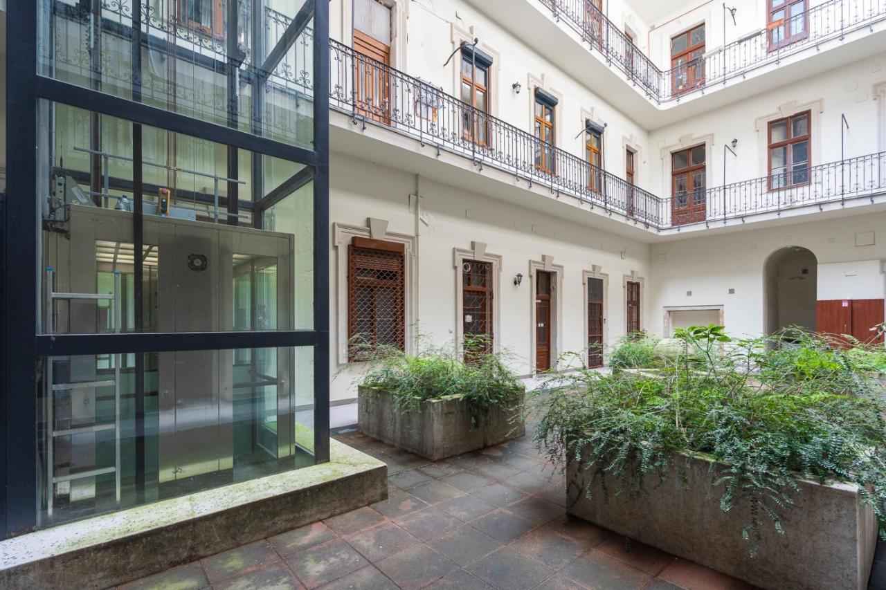 Luxury Peaceful Apartment By The St Stephen'S Basilica Budapest Eksteriør billede